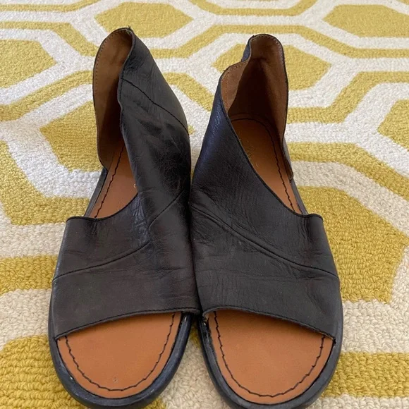 Free People Black Leather Mont Blanc Cut Out Flats Sandals - Picture 3 of 9